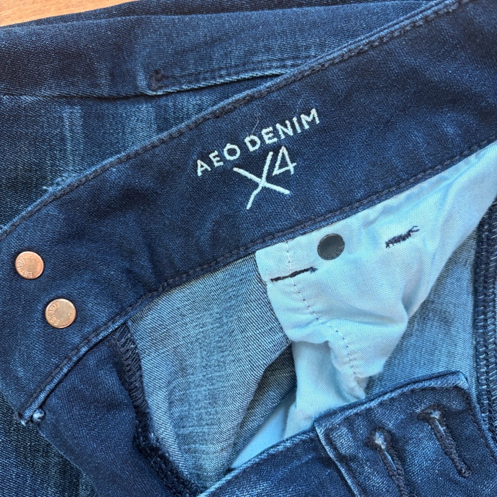 American Eagle Capri/Cropped Stylish Distressed Blue Jeans - Picture 3 of 4